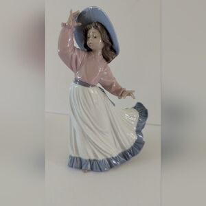 LLADRO NAO "Caught In the Breeze" #1391 Young Girl With Hat Figurine